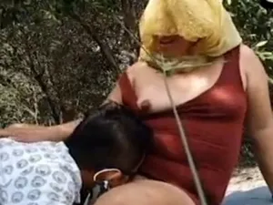 Cặp người vợ người chồng dâm quay clip sex trong rừng