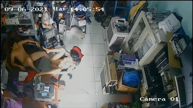 Vợ ông xã xoạc nhau trong của hàng máy tính